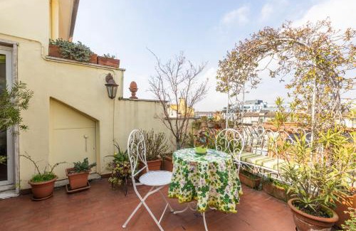 Bullona Apartment | La Milano Design '50s with Botanical Terrace
