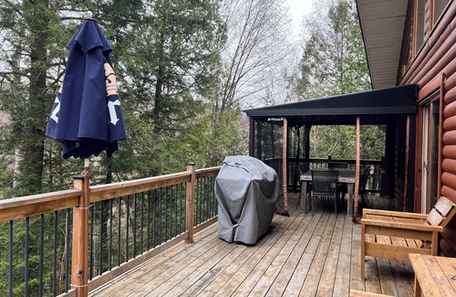Wentworth-Nord Ski Chalet | La perle rosée boréale: rustic cottage on the water