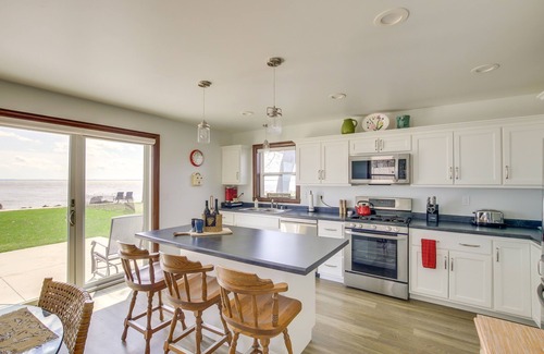 Oshkosh House | ‘La Petit Maison’ - Lakefront Oshkosh Home!