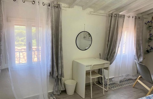 Usigliano Apartment | La Petite Maison