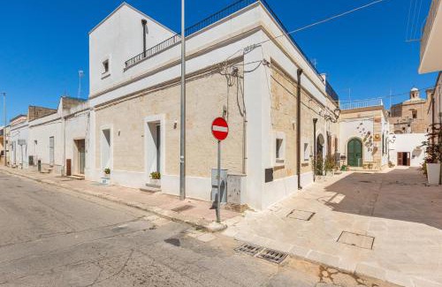 Maruggio Apartment | La Piccola Corte by BarbarHouse