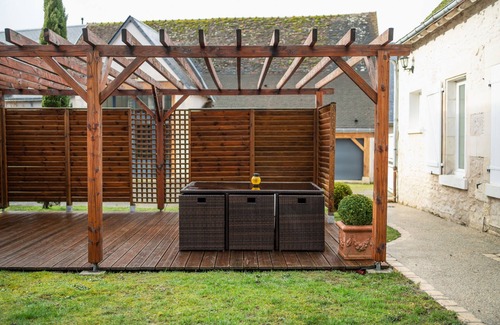 Chatillon-sur-Indre Cottage | La Poignardière, Gîte with heated swimming pool 20min from Beauval Park