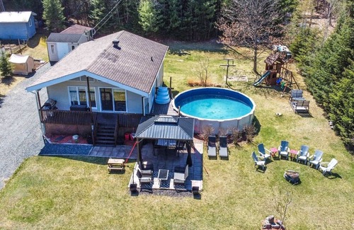Asbestos Ski Chalet | La Quiétude des Trois-Lacs | Spa and Heated Pool in front of the Lake