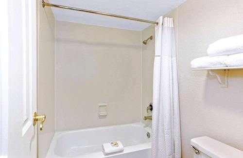 Orlando Hotel | La Quinta Orlando Airport West | 2 Double Deluxe | Great for Families | Pool
