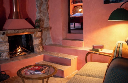 Allumiere Apartment | La Quinta - Suite with living room and outdoor garden