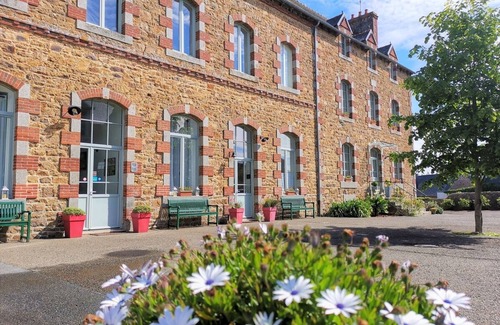 Chatelaudren Apartment | La Récréation - 1 bedroom apartment La Marelle - Covered outdoor swimming pool