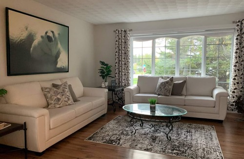 Cochrane House | La Résidence - 4BD 2BA Exec Home, Heated Garage