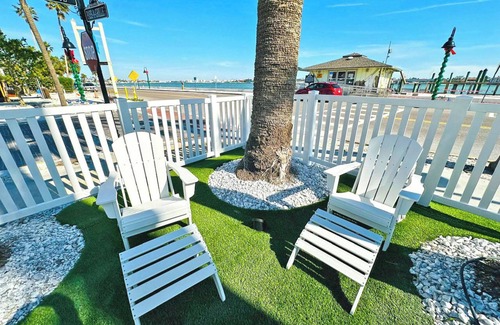 Pass-a-Grille Historic District Apartment | La Tortuga Historic Downtown Pass A Grille St Pete Beach 6