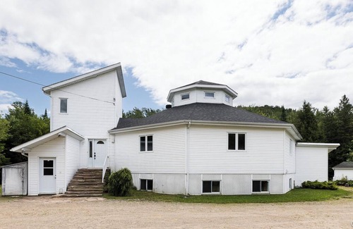 Sainte-Beatrix House | La Tour Boisée: Large Chalet in nature