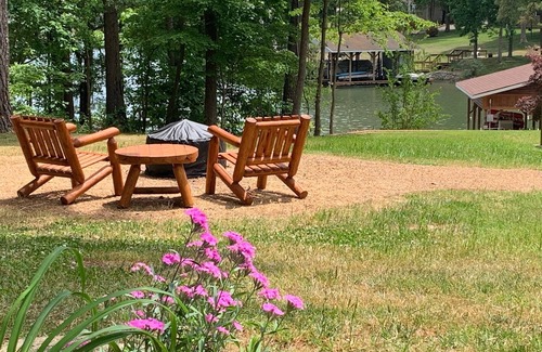 Henrico House | LABOR DAY SPECIAL- 3 Living spaces w/3 full Kitchens & a sandy beach