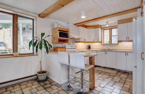 Potton Ski Chalet | Lac Memphremagog Waterfront - Spa - Le Mimosa