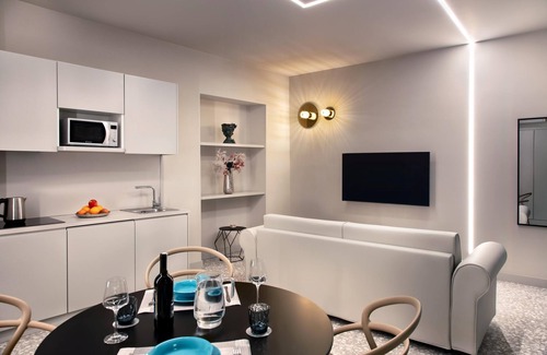 Naples City Centre Apartment | Lady Rose Prestige Suite