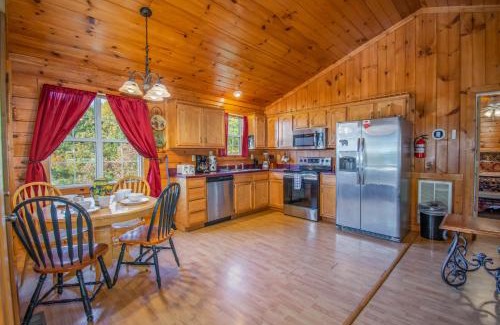 Gatlinburg - Pigeon Forge House | Ladybug Resort Romantic Cabin With Mountain Views, Game Room, Close to Dollywood