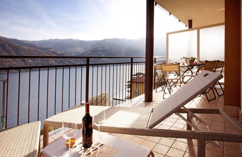Laglio Apartment | Laglio Ribolla Azzuro with lake view and pool by Italian Apartments.