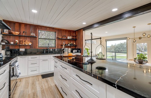 Waterford On Lake Travis House | Lago Vista Home w/Putting Green, Pool & Jacuzzi