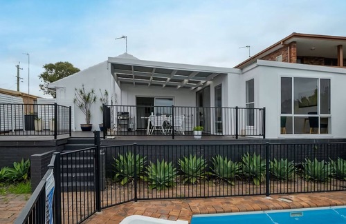 East Corrimal House | Lagoon House Private Pool Pet friendly
