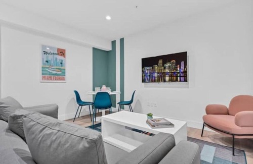 West Avenue Apartment | Laguna Suite Resort & Parking Passes Available