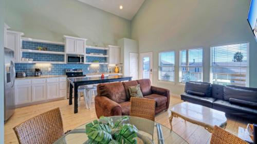Flour Bluff House | Laguna Village Escape 2 Home Buyout Waterfront