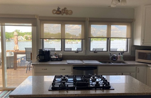 White Lake House | Lakefront home w/walkout basement arcade/bar area! Free Kayaks! Sandbar!