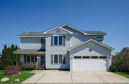 White Lake House | Lakefront home w/walkout basement arcade/bar area! Free Kayaks! Sandbar!