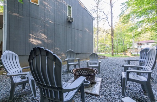 Pocono Lake Ski Chalet | Lake access/Arcade/Hot Tub and A/C! The best Pocono community- book now!