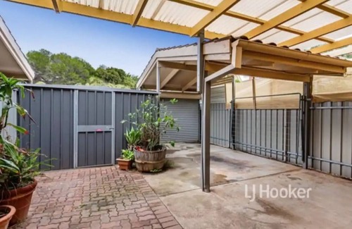 West Lakes House | Lake access, Golf Course, Kayak, Paddle Board & FUN sleeps 8