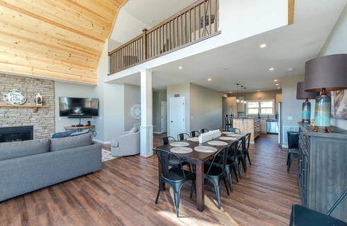 Waterfront Greens House | Lake Access Lodge w/Bar & Game Room