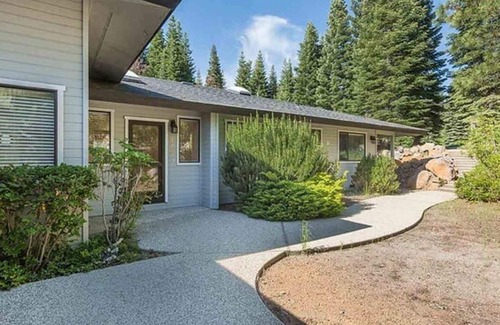 Lake Almanor West House | LAKE ALMANOR - LUXURY LAKEFRONT HOUSE - EVERYTHING INCLUDED!