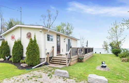 Dunnville Cottage | Lake/Beachfront/Firepit/sleeps 6/Pet Friendly/Heated