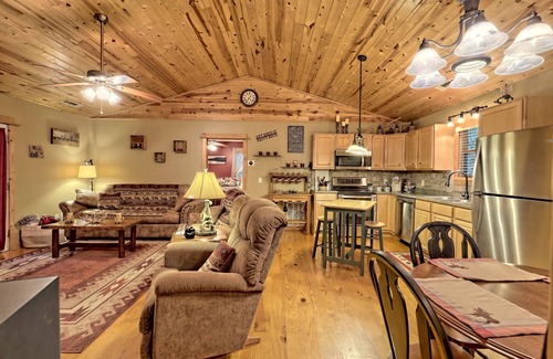 Wiley Cabin | Lake Burton Retreat: Cozy Cabin & Near Eateries