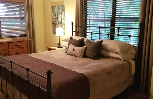 Hayesville Cottage | Lake Chatuge Country Cottages - Redbud Retreat FREE WiFi, Parking & Prem Chnls