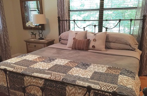 Hayesville Cottage | Lake Chatuge Country Cottages - Carolina Cottage - Free WiFi Parking & PremChnls