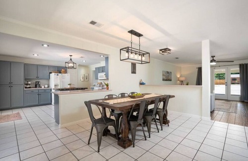New Braunfels House | Lake Dunlap Luxury*Inground Pool*Accommodates 18*Separate Casita