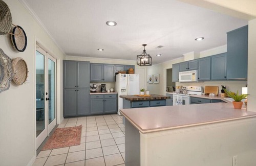 New Braunfels House | Lake Dunlap Luxury*Inground Pool*Accommodates 18*Separate Casita