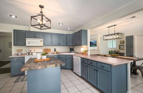 New Braunfels House | Lake Dunlap Luxury*Inground Pool*Accommodates 18*Separate Casita