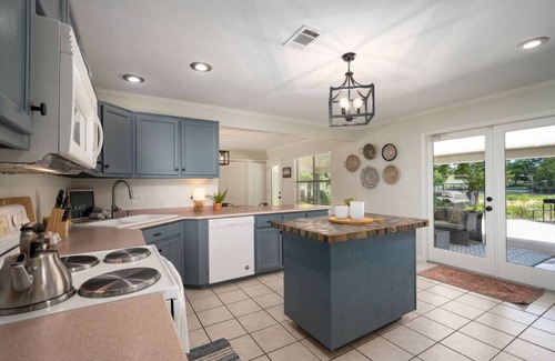 New Braunfels House | Lake Dunlap Luxury*Inground Pool*Accommodates 18*Separate Casita