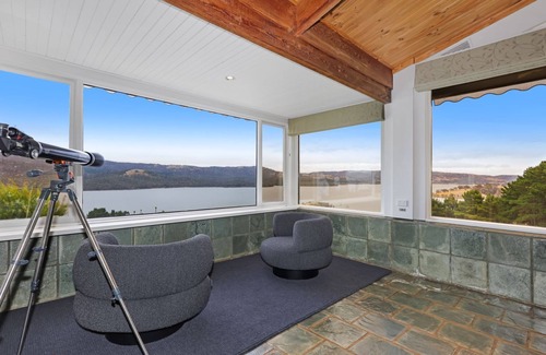 Mansfield House | Lake Eildon Retreat - Breathtaking Views - Sleeps 12