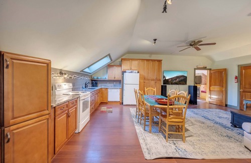Lake Harmony House | Lake Front, Game/Gym/Sauna Room, Pool Table, Hot Tub, 2 Kitchens, Near Slopes