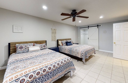 Freedom House | LAKE FRONT w/VIEWS! Fire Pit* Swim Dock* Kayaks!