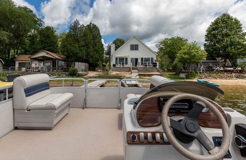 Twin Lake House | Lake Home/Sandy Bottom-Pedal Boats/Kayaks/AC/Xfinity Cable/High Speed Internet