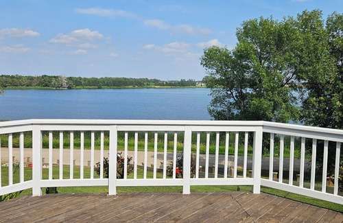 Manitoba House | LAKE HOUSE 6 MINUTES TO TOWN.BRING YOUR WATER SPORTS GEAR AND ENJOY