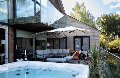 Ampney Crucis House | Lake House | Cotswold Stay with Hot Tub & Kayak