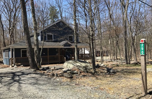 Lackawaxen House | Lake House in Ski Resort with Horseback Riding