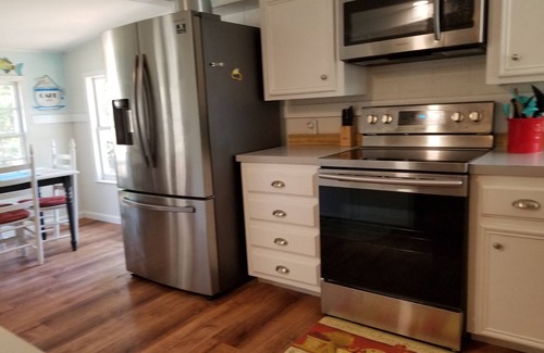 Kingsland Cottage | Lake LBJ - 4 king beds + air mattresses. Rent weekly Mon-Mon get 2 free nights