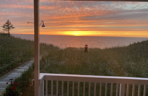 Manistee House | Lake Mich. Beachfront 4 bedroom Home with Fantastic Views and private beach