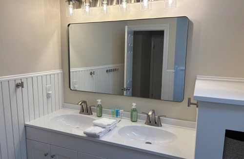 Union Pier House | Lake Michigan Beach Is Across Street, 6 Person Hot Tub, Fire Pit, New Bathrooms