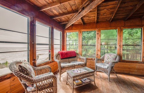 Oostburg Cottage | Lake Michigan Sand Beach & Wooded Privacy