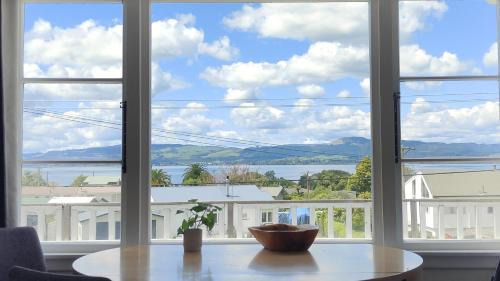 Kawaha Point House | Lake, mountain view cottage - near major attractions