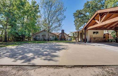 Jefferson House | Lake O' the Pines Home w/Fire Pit in Jefferson!