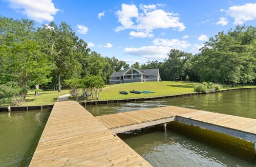 Buckhead House | Lake Oconee Pool Table 7 King Suites Kayaks SUPs